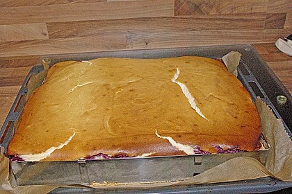 K&auml;sekuchen mit Waldbeeren 7