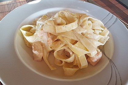 Bandnudeln mit Lachssauce
