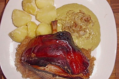 Gebackenes Eisbein auf Kraut 1