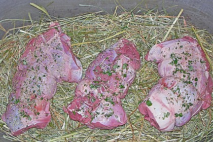 Lammkeule in Heu gegart mit Rosmarinso&szlig;e