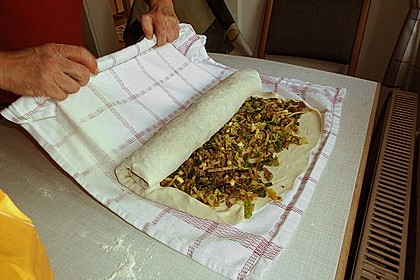 Asiatischer Strudel mit scharfer Pflaumenso&szlig;e 8