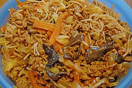 Asiatischer Strudel mit scharfer Pflaumenso&szlig;e 13