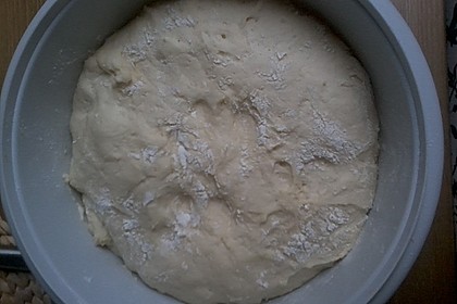 Dampfnudel herzhaft auf Kartoffeln