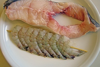Scheibe vom wei&szlig;en Heilbutt mit Garnelenspie&szlig; an Gr&uuml;nkernrisotto 1