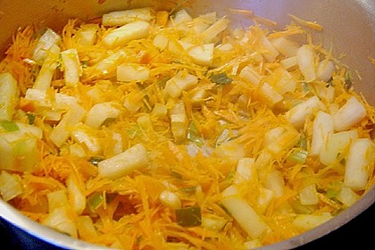 Gem&uuml;sesuppe mit Tortellini