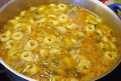 Gem&uuml;sesuppe mit Tortellini 1