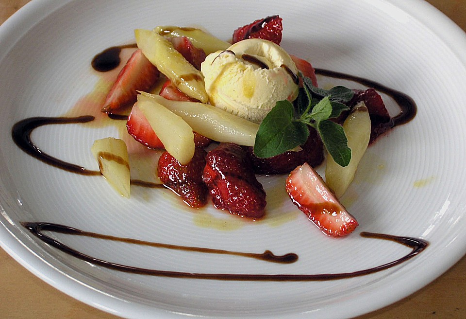 Karamellisierter Spargel mit Erdbeeren und Vanilleeis (Rezept mit Bild ...
