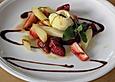 Karamellisierter Spargel mit Erdbeeren und Vanilleeis