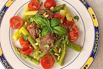 Italienischer Spargelsalat mit Hähnchenleber