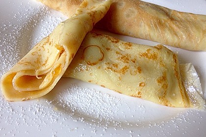 Palatschinken mit Marillenmarmelade