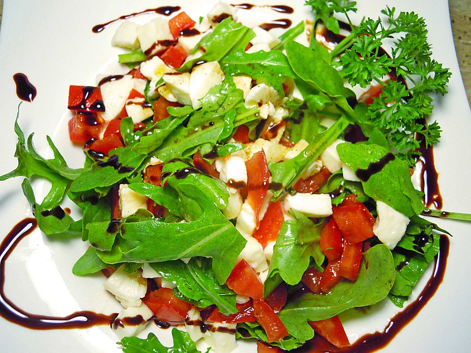 Italienischer Tomaten - Mozzarella - Salat mit Rucola (Rezept mit Bild ...