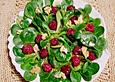 Feldsalat mit Himbeeren und Walnusskernen