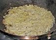 Sauerkrautpfannkuchen und gegrillte Bratwurst