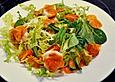 Salat mit gebratenen Garnelen und Tomaten - Wermut - Dressing