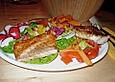 Bunter Salat mit Fischfilets