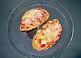 Baguettscheiben mit Tomaten & Mozzarella &uuml;berbacken