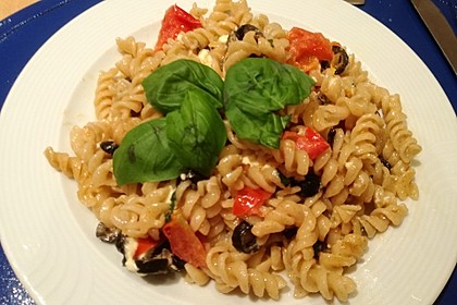 Nudeln mit Tomaten, Schafskäse und Oliven 3