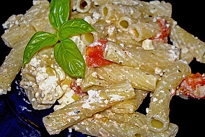 Nudeln mit Tomaten, Schafskäse und Oliven 30