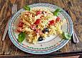 Nudeln mit Tomaten, Schafsk&auml;se und Oliven