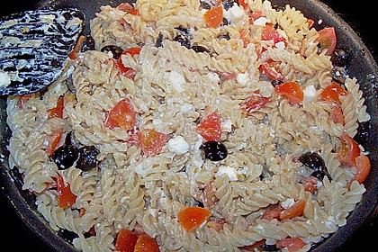 Nudeln mit Tomaten, Schafskäse und Oliven 40