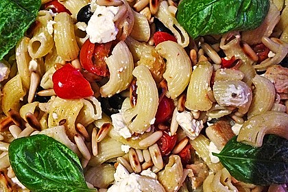 Nudeln mit Tomaten, Schafskäse und Oliven 17