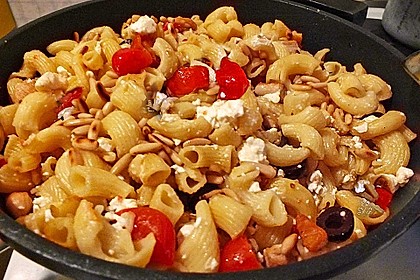Nudeln mit Tomaten, Schafskäse und Oliven 26