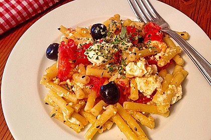 Nudeln mit Tomaten, Schafskäse und Oliven 8