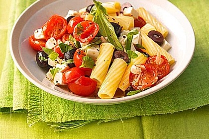 Nudeln mit Tomaten, Schafskäse und Oliven