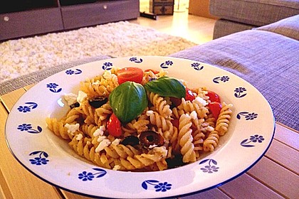 Nudeln mit Tomaten, Schafskäse und Oliven 14