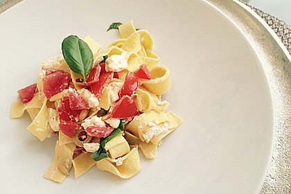 Nudeln mit Tomaten, Schafskäse und Oliven 10