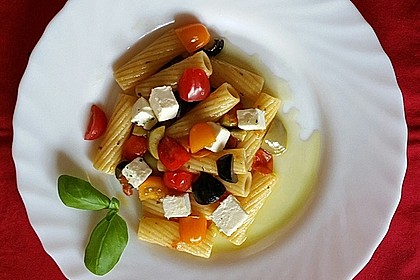Nudeln mit Tomaten, Schafskäse und Oliven 15