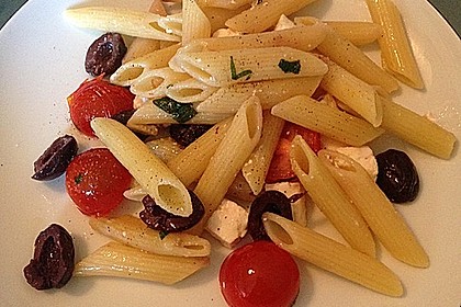 Nudeln mit Tomaten, Schafskäse und Oliven 11
