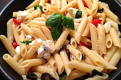 Nudeln mit Tomaten, Schafskäse und Oliven 9