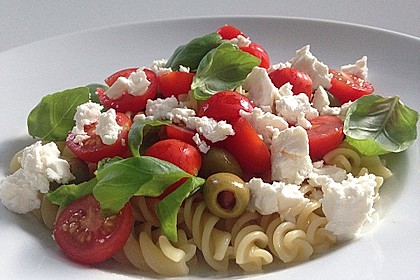 Nudeln mit Tomaten, Schafskäse und Oliven 4