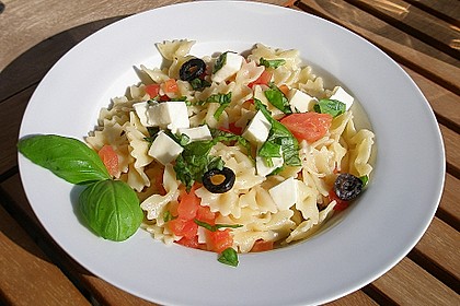 Nudeln mit Tomaten, Schafskäse und Oliven 2
