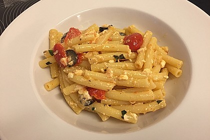 Nudeln mit Tomaten, Schafskäse und Oliven 34