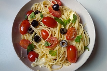 Nudeln mit Tomaten, Schafskäse und Oliven 6