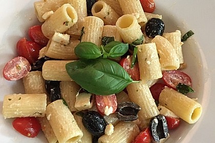 Nudeln mit Tomaten, Schafskäse und Oliven 5