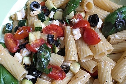 Nudeln mit Tomaten, Schafskäse und Oliven 38