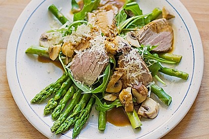 Schweinefilet mit Rucola und grünem Spargel