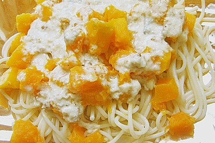 Bandnudeln mit K&uuml;rbis und Gorgonzola - Walnuss - Sauce
