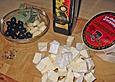 Eingelegter Camembert mit Oliven