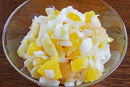 Winterlicher Obstsalat mit Chicoree