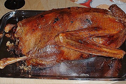 Gans mit Maronenf&uuml;llung