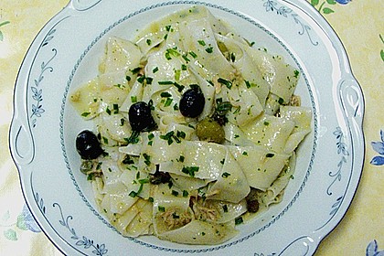 Bandnudeln mit Thunfisch, Oliven und Kapern