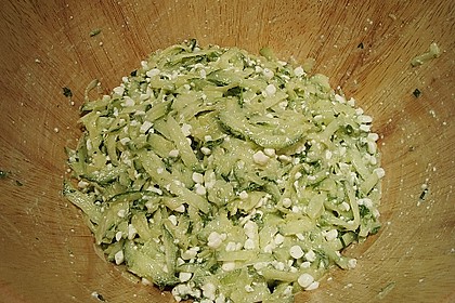 Gurkensalat mit H&uuml;ttenk&auml;se 2