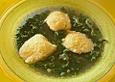 Parmesannocken in Spinatsuppe