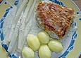 Gef&uuml;llte Schweineschnitzel mit Spargel auf Kerbelso&szlig;e