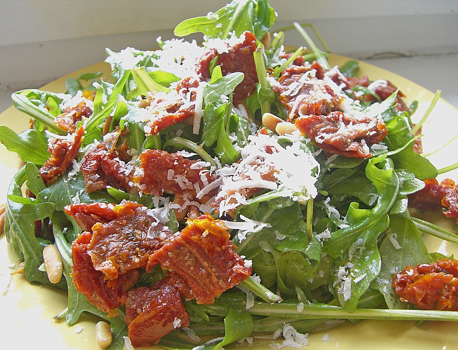 Rucola - Basilikum - Salat mit Pinienkernen und Parmesan (Rezept mit ...