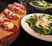 Rucola - Basilikum - Salat mit Pinienkernen und Parmesan (Bild)